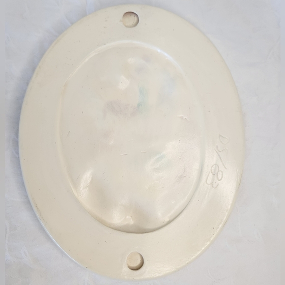 80s Victorian Cameo Wall Hangings - Picture 6 of 14